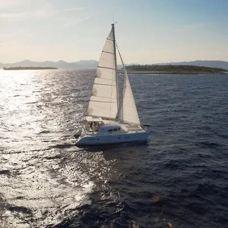Barco Sobre El Mar Botel