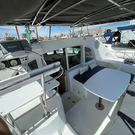 Barco Sobre El Mar