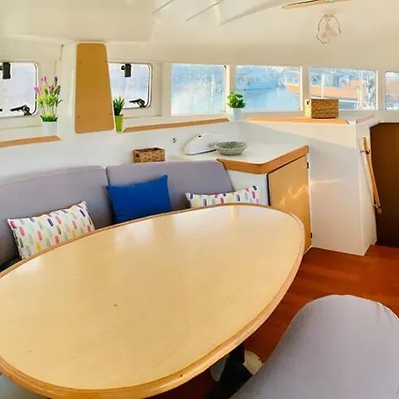 Barco Sobre El Mar 船上ホテル *